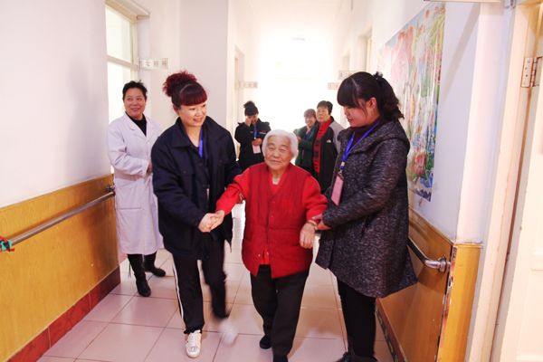 老人的笑容，我們的快樂——公司青年志愿者走進敬老院活動側(cè)記.jpg